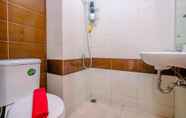 Toilet Kamar 7 Comfort and Simply Studio Apartment at Margonda Residence 3