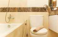 Toilet Kamar 7 Fully Furnished with Cozy Design 2BR The Bellezza Apartment