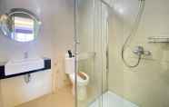 Toilet Kamar 2 Modern, Cozy and Spacious 3BR at Gateway Pasteur