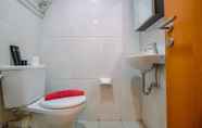 Toilet Kamar 5 Cozy Stay and Tidy Studio at Evenciio Margonda Apartment