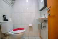 Toilet Kamar Cozy Stay and Tidy Studio at Evenciio Margonda Apartment