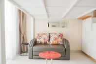 Ruang Umum Fancy and Nice Studio Room Apartment at Nine Residence