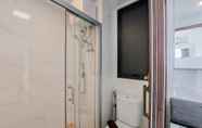 Toilet Kamar 7 Comfortable Design 2BR with Washing Machine Sky House BSD Apartment