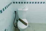 Toilet Kamar Cozy Stay Studio Room at Beverly 90210 Apartment
