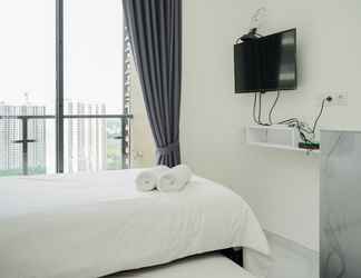 ห้องนอน 2 Comfy and High Floor Studio at Sky House BSD Apartment