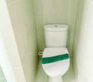 Toilet Kamar 6 Comfy and Minimalist Studio Apartment at B Residence