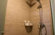 Toilet Kamar 7 Minimalist and Comfort 1BR at Gold Coast Apartment