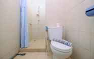 In-room Bathroom 6 Comfortable 2BR Apartment at Sudirman Park