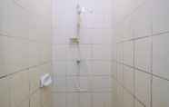 In-room Bathroom 7 Comfortable 2BR Apartment at Sudirman Park