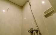 ห้องน้ำภายในห้อง 6 Homey and Cozy Stay Studio Room at Serpong Garden Apartmen