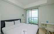 Kamar Tidur 2 Elegant Studio with Pool and Sea View at Gold Coast Apartment