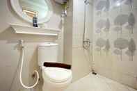 Toilet Kamar Well Furnished Studio Room at Grand Asia Afrika Apartment