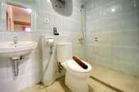 Toilet Kamar Relaxing 2BR Apartment at Newton Residence