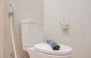 Toilet Kamar 7 Comfort and Homey Studio at Green Sedayu Apartment