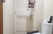 In-room Bathroom 6 Luxury 2BR at Vida View Apartment Makassar