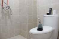 Toilet Kamar Spacious 2BR Apartment at Pinewood near JATOS