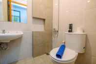 Toilet Kamar Elegant and Comfort 2BR at Royal Heights Apartment