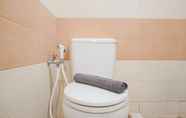 Toilet Kamar 6 Cozy Stay 1BR at Gardenia Boulevard Apartment