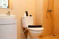 Toilet Kamar Homey and Tidy Studio at The Oasis Apartment