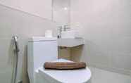 Toilet Kamar 7 Fancy and Nice Studio at Daan Mogot City Apartment