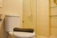 Toilet Kamar Elegant and Comfy Studio at Saveria Apartment