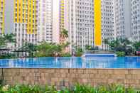 สระว่ายน้ำ Comfort 2BR at Springlake Summarecon Bekasi Apartment