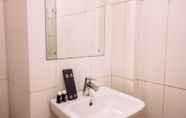 Toilet Kamar 4 Comfortable Studio Room near Airport at Skylounge Tamansari Apartment