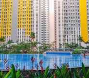 Swimming Pool 2 Cozy Living Studio at Springlake Summarecon Bekasi Apartment