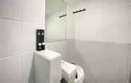 Phòng tắm bên trong 2 Modern and Well Furnished 2BR at Jarrdin near Cihampelas Walk