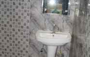 In-room Bathroom 4 Goroomgo Sapphire Bareilly
