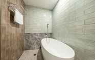 In-room Bathroom 6 Namyangju Ninestone Hotel