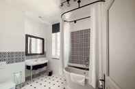 In-room Bathroom Manoir de Villamont