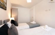 Bedroom 6 Spacious 3 Bed House with Parking & WiFi