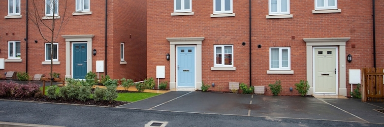 Exterior Spacious 3 Bed House with Parking & WiFi