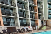 Swimming Pool Beach-front Condos Located in the Caribbean Resort with Pool and Lazy River