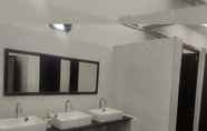 In-room Bathroom 6 Abuzz Oxfordcaps CCC Chandigarh - Hostel