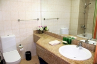 In-room Bathroom Elegant Studio for rent in Discovery Gardens - GHA