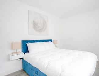 Phòng ngủ 2 Designer 2 Bedroom Apartment in West London