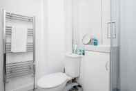 Toilet Kamar Newly Refurbished 1-bed Apartment in Lewisham