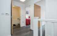 Kamar Tidur 6 Beautiful 3-bed Apartment in Romford Image Court