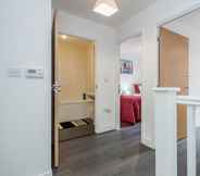 Kamar Tidur 6 Beautiful 3-bed Apartment in Romford Image Court