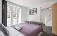 Kamar Tidur 5 Beautiful 3-bed Apartment in Romford Image Court