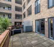 Bangunan 2 Beautiful 3-bed Apartment in Romford Image Court