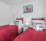 Kamar Tidur 7 Beautiful 3-bed Apartment in Romford Image Court