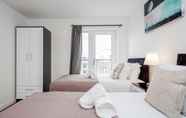 Kamar Tidur 5 Impeccable 2-bed Apartment in Romford Image Court