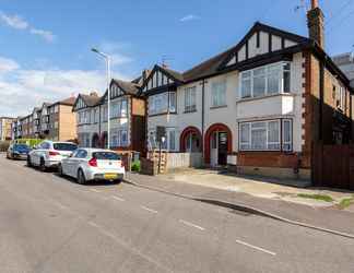 Bangunan 2 Charming 3-bed Apartment in Romford