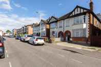 Bangunan Charming 3-bed Apartment in Romford