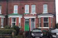 Exterior Grand 3-bed Quasi Semi House in Manchester