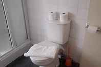 In-room Bathroom 3-bed Airport House in Prime Location for Flight