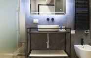 In-room Bathroom 2 San Sebastiano Suite & Luxury